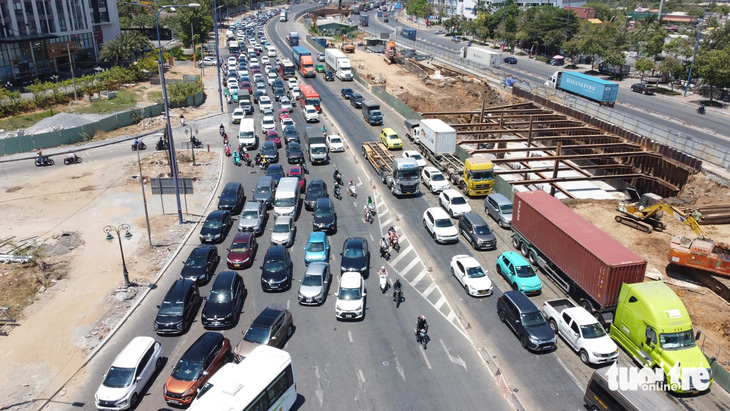 Dòng xe bị ùn ứ trên đường Mai Chí Thọ, kéo dài tới đường Đồng Văn Cống do ảnh hưởng của việc đóng cao tốc 