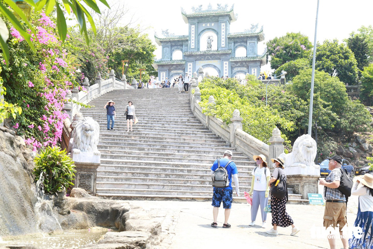 Thời tiết nắng nóng từ sáng sớm 28-4, khách nước ngoài đi theo đoàn lác đác tham quan chùa Linh Ứng