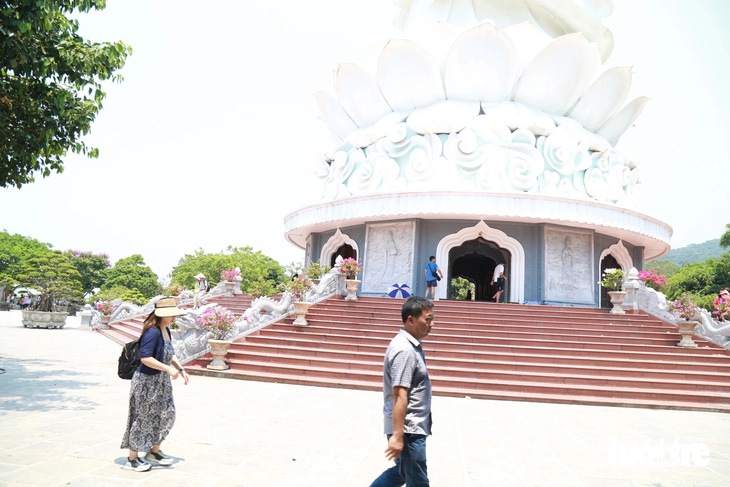 Khu vực trước tượng Phật Quan Âm cao nhất Việt Nam vốn đông đúc khách chụp hình thì nay thưa thớt dịp lễ