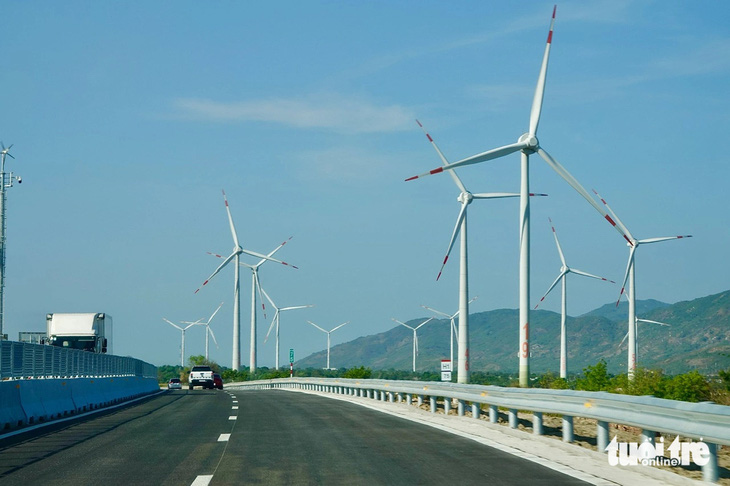 Xe chạy qua cao tốc Cam Lâm - Vĩnh Hảo băng qua những cánh đồng điện gió ở huyện Thuận Bắc (Ninh Thuận) - Ảnh: TRẦN TIẾN DŨNG
