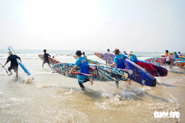 Cuộc đua sup với hàng trăm người tham gia