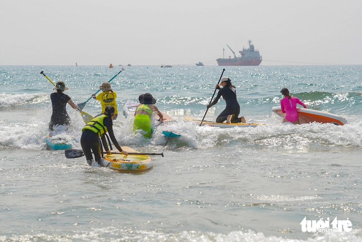 Bộ môn thể thao này trước đây còn mới lạ với giới trẻ Đà Nẵng, cho đến năm 2022, phong trào chơi sup rộ lên ở thành phố biển này