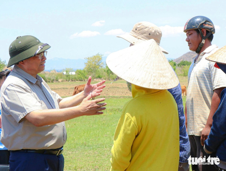 Thủ tướng Phạm Minh Chính chia sẻ khó khăn với bà con nông dân ở xã Mỹ Sơn - Ảnh: DUY NGỌC