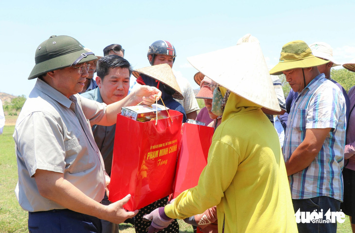 Thủ tướng Phạm Minh Chính tặng quà nông dân Ninh Thuận - Ảnh: DUY NGỌC