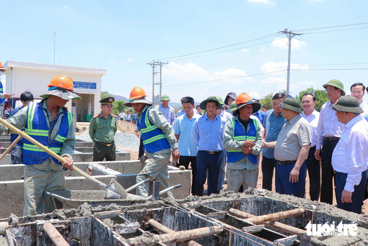 Thủ tướng thăm hỏi các công nhân thi công hệ thống thủy lợi Tân Mỹ - Ảnh: DUY NGỌC