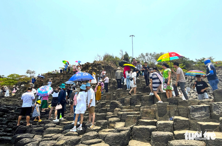 Hàng ngàn du khách đã có mặt tại danh thắng quốc gia đặc biệt Gành Đá Đĩa (huyện Tuy An) để check-in giữa nắng nóng