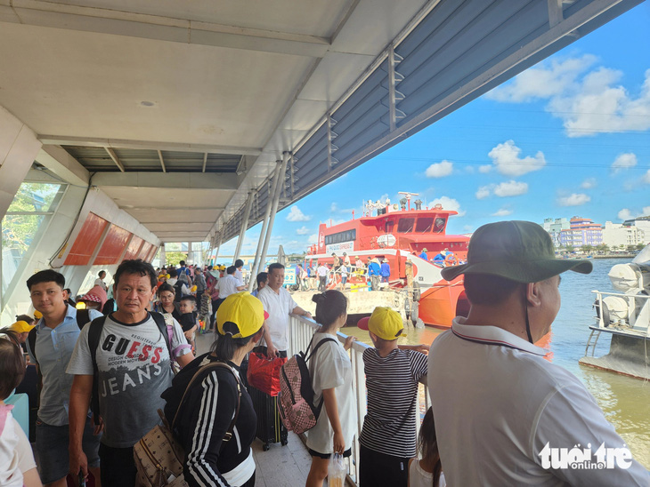 Du khách đợi xếp hàng dài ở bến tàu Hà Tiên đi Phú Quốc vào sáng 28-4 - Ảnh: BỬU ĐẤU