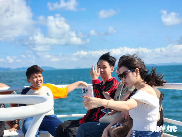 Giới trẻ check-in trên tàu cao tốc từ Hà Tiên đi Phú Quốc - Ảnh: BỬU ĐẤU