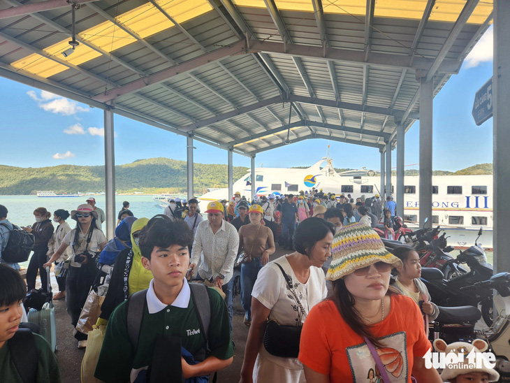 Từ 10h ngày 28-4, lượng khách từ đất liền ra Phú Quốc ngày càng đông - Ảnh: BỬU ĐẤU