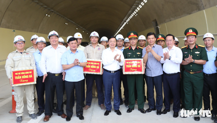 Phó thủ tướng Trần Hồng Hà tặng quà các đơn vị thi công cao tốc Diễn Châu - Bãi Vọt - Ảnh: DOÃN HÒA