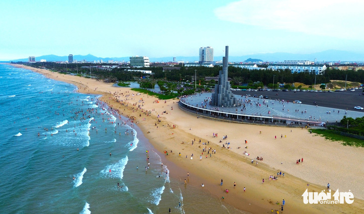 Hàng ngàn người dân và du khách có mặt tại bãi biển ở khu vực xung quanh quảng trường tháp Nghinh Phong (TP Tuy Hòa, Phú Yên) - Ảnh: NGUYỄN HOÀNG