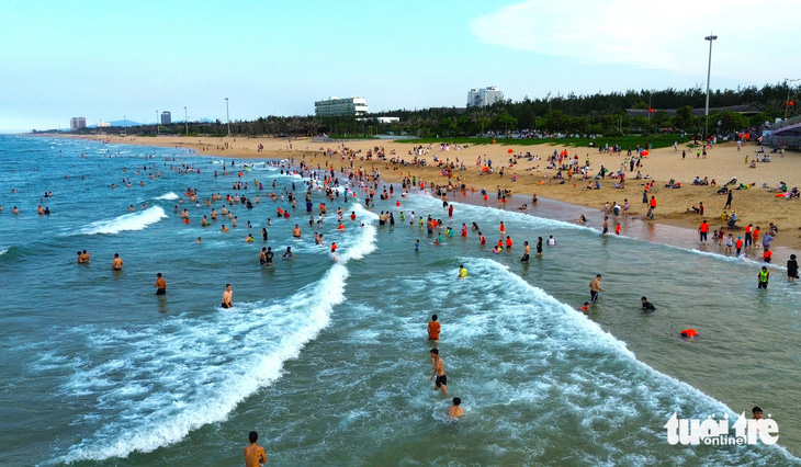 Thời tiết nắng nóng, người dân và du khách đến với Phú Yên tắm biển và nghỉ mát là sự lựa chọn tuyệt vời - Ảnh: NGUYỄN HOÀNG