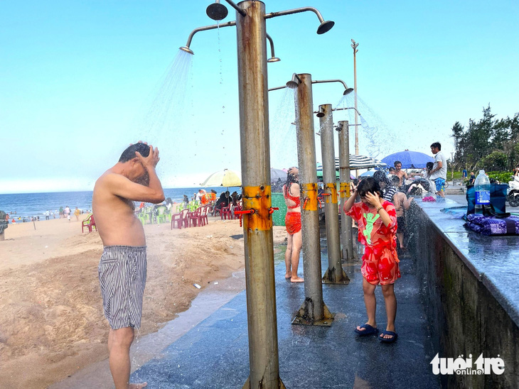 Các vòi sen được TP Tuy Hòa bố trí đầy đủ để người dân và du khách sử dụng trong việc tắm lại bằng nước ngọt - Ảnh: NGUYỄN HOÀNG