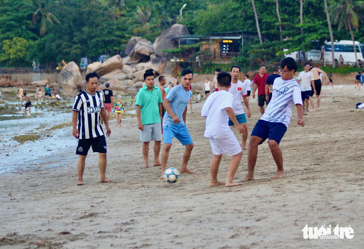 Các bạn trẻ đá bóng trên bãi biển Hòn Chồng, Nha Trang - Ảnh: MINH CHIẾN