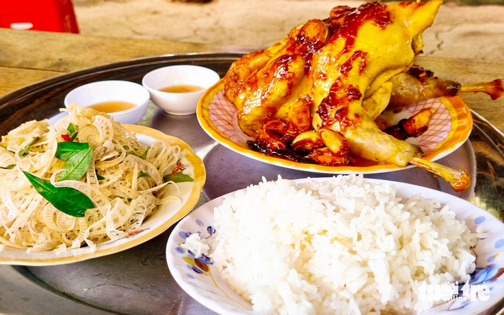 Gà đồi cháy tỏi là món ăn độc đáo mà khách đến Hòn Sơn (huyện Kiên Hải, Kiên Giang) không thể bỏ qua - Ảnh: C.CÔNG