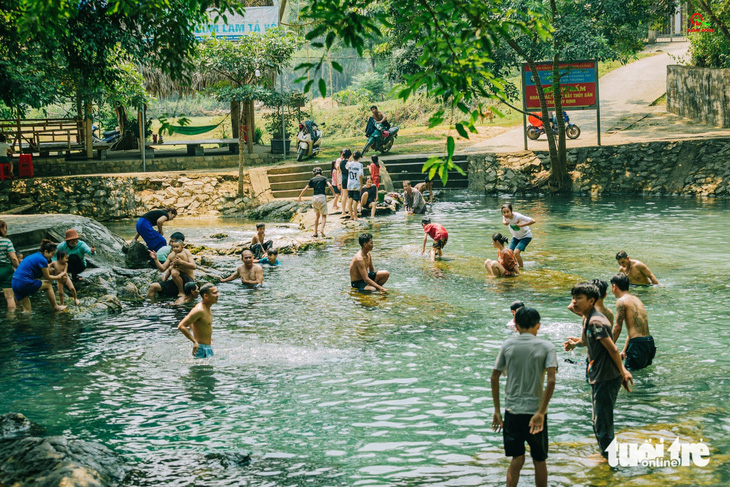 Một con suối ở huyện Anh Sơn, Nghệ An thu hút người dân tới tắm mát mỗi buổi chiều - Ảnh: RẠNG ĐÔNG