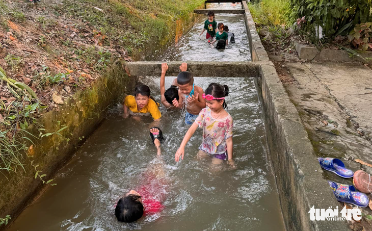 Một con kênh ở huyện Yên Thành, Nghệ An trở thành bể bơi cho các em nhỏ - Ảnh: DOÃN HÒA