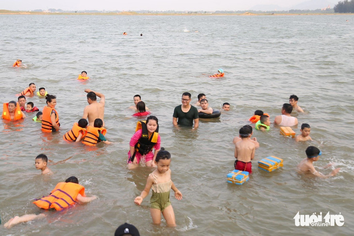 Mỗi buổi chiều, người dân TP Vinh ra sông Lam tắm mát, tập bơi - Ảnh: DOÃN HÒA