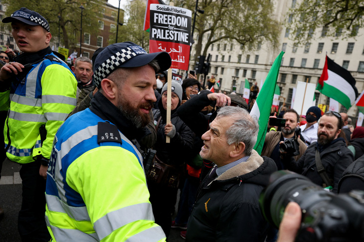 Biểu tình ủng hộ Palestine ở London, Anh, ngày 27-4 - Ảnh: REUTERS