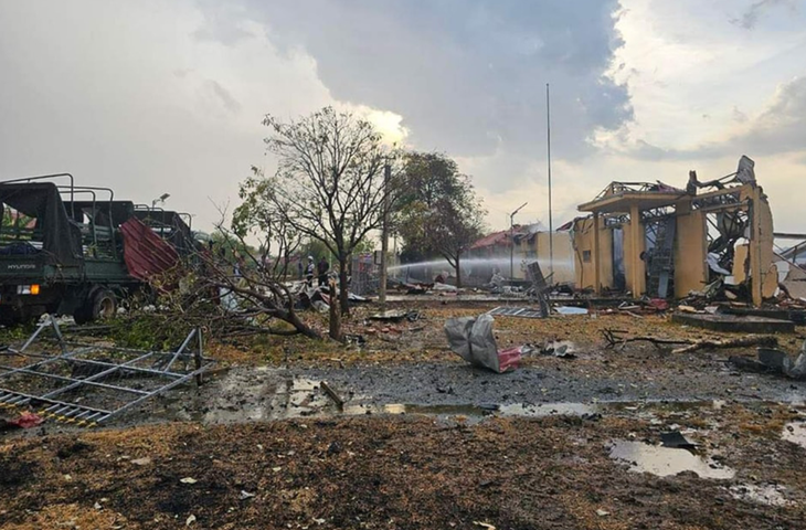 Hiện trường vụ nổ tại căn cứ quân sự ở tỉnh Kampong Speu, Campuchia ngày 27-4 - Ảnh: KSP TV