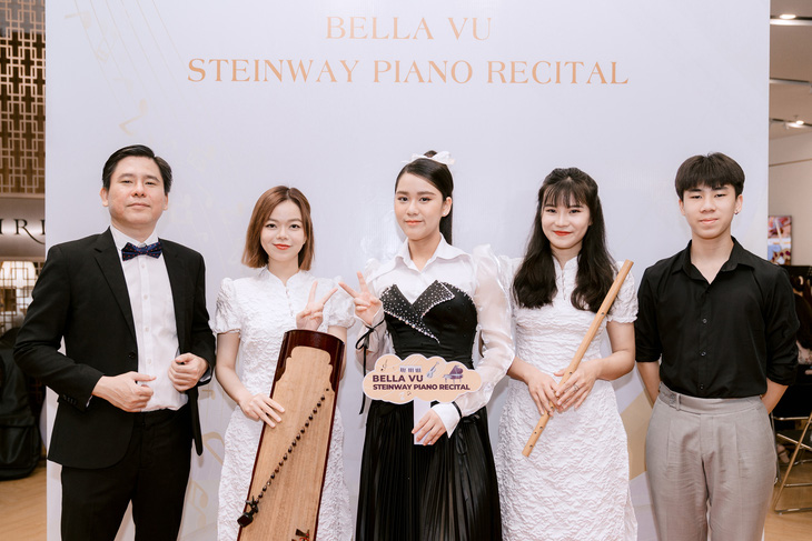 Oscar Vũ (bìa phải) cùng Bella Vũ (giữa), nghệ sĩ Nguyễn Long An (bìa trái) và các bạn trong dàn nhạc SISO
