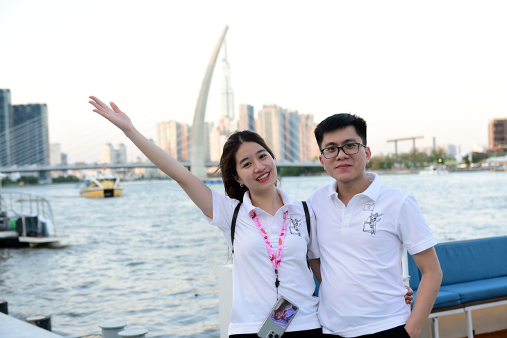 Từ Hà Nội vào TP.HCM nghỉ lễ, du khách mê luôn buýt sông hai tầng- Ảnh 7.