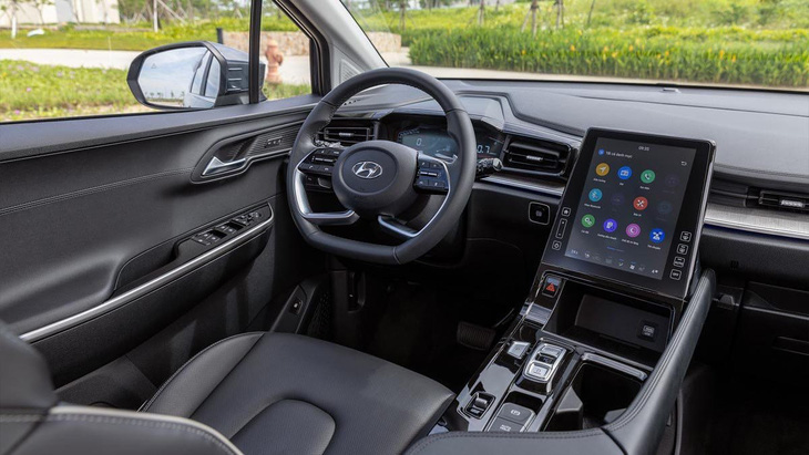 Nội thất hướng đến sự thoải mái và tiện nghi. Đáng chú ý có màn hình dọc 10,4 inch, hỗ trợ Apple CarPlay/Android Auto, vô lăng tích hợp lẫy số, phía sau là màn hình LCD hiển thị thông tin, phanh đỗ điện tử, điều hòa tự động, đề nổ từ xa, đèn viền nội thất và 2 cửa sổ trời - Ảnh: Đại lý Hyundai