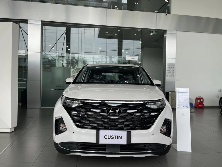 Hyundai Custin có 2 loại tùy chọn động cơ gồm máy xăng 1.5L và 2.0L. Máy 1.5L có công suất 168 mã lực, mô-men xoắn 253Nm, kết hợp số 8 cấp. Máy 2.0L có công suất 233 mã lực, mô-men xoắn 353Nm, kết hợp số 8 cấp - Ảnh: Đại lý Hyundai