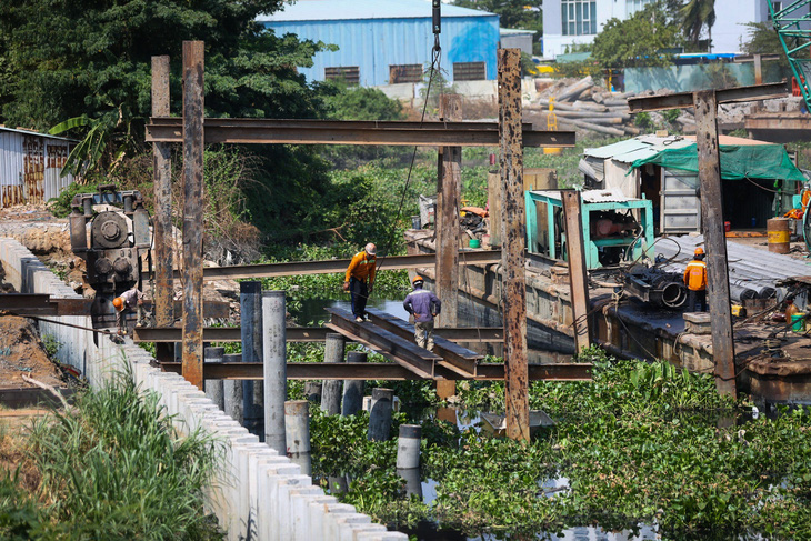 Trưa 25-4, dưới thời tiết nắng nóng, công nhân vẫn tất bật thi công trên công trường cải tạo kênh Tham Lương - Bến Cát - Rạch Nước Lên (đoạn qua cầu Trường Đai, quận Gò Vấp) 