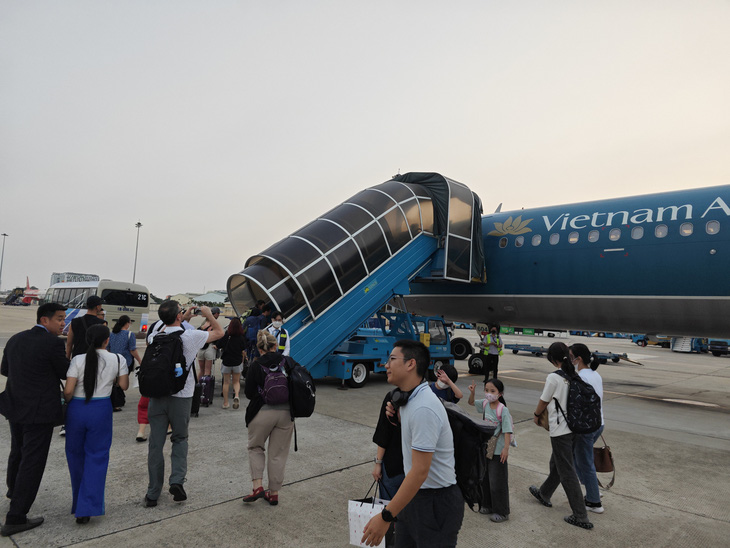Tân Sơn Nhất thông thoáng dịp lễ 30-4, nhiều đường bay giảm giá vé
