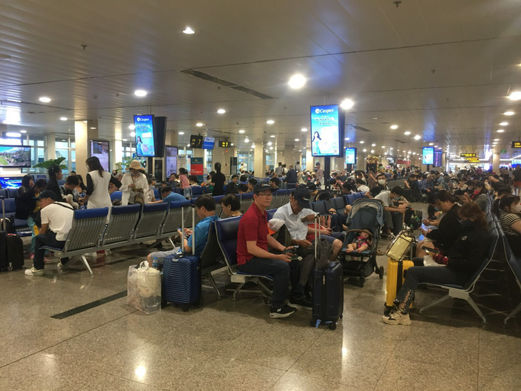Bên trong sảnh chờ lên máy bay sáng 28-4 ở ga quốc nội Tân Sơn Nhất không quá đông - Ảnh: C.LINH