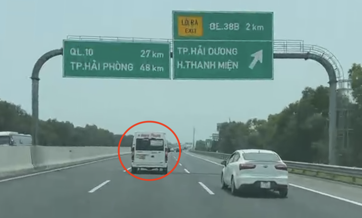 Chiếc xe lạng lách trên cao tốc Hà Nội - Hải Phòng - Ảnh: Công an cung cấp