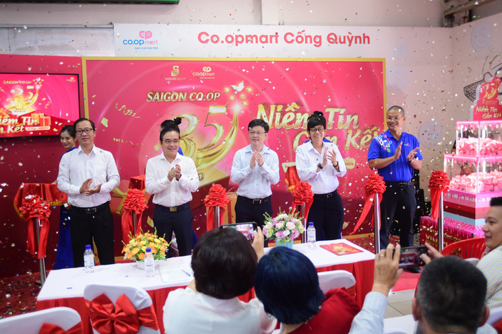 Lãnh đạo Saigon Co.op thực hiện nghi thức khởi động chuỗi chương trình Niềm tin gắn kết