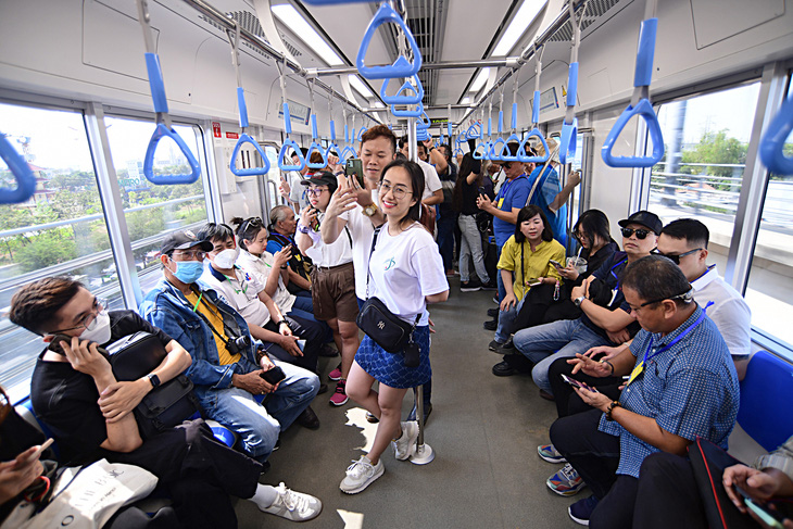 Người dân trải nghiệm tuyến metro số 1 Bến Thành - Suối Tiên