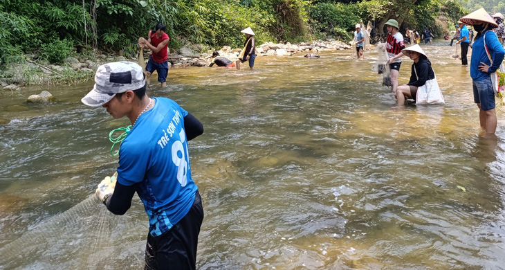 Người dân bản Hiết, xã Sơn Thủy, huyện Quan Sơn (Thanh Hóa) đánh bắt cá tập thể trên suối Xia ngày 28-4 - Ảnh: LỮ ANH HƯỚNG