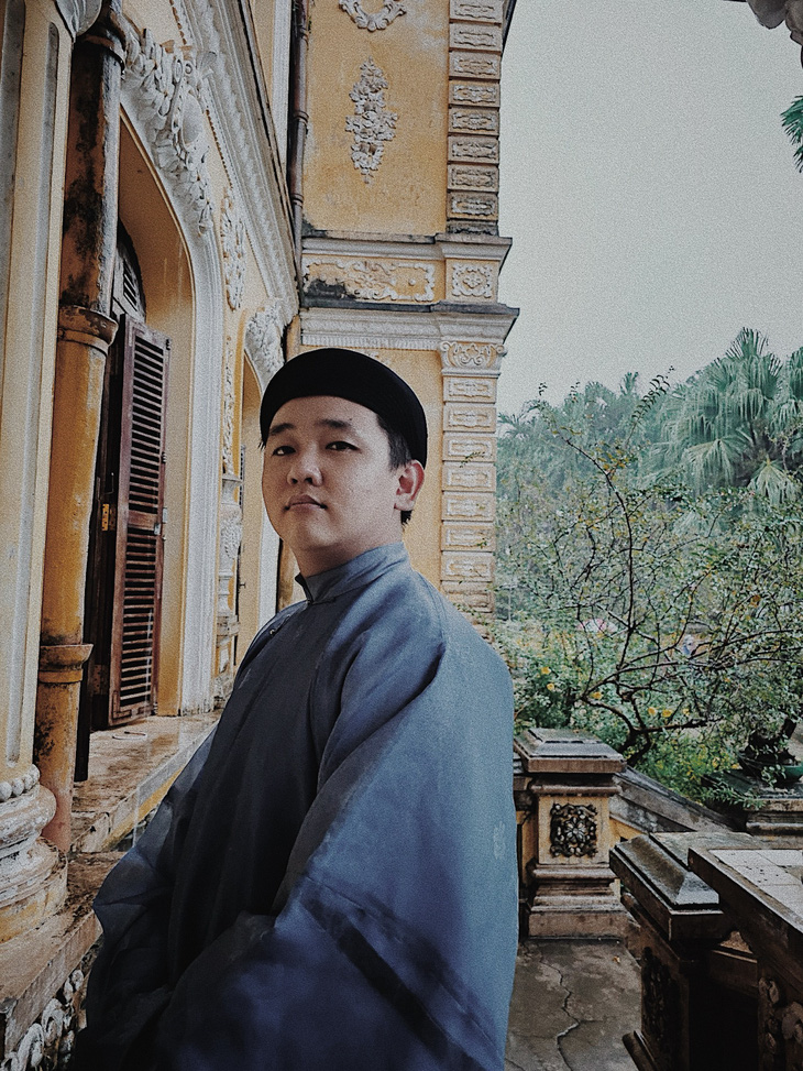 Tôn Thất Minh Khôi kể cơ duyên sáng lập Tóc xanh vạt áo vào năm 2020, trong một lần ngồi trò chuyện cùng họa sĩ, nhà nghiên cứu lịch sử Phan Thanh Nam - Ảnh: NVCC
