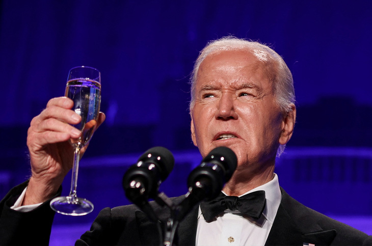 Tổng thống Mỹ Joe Biden nâng ly chúc mừng trong tiệc tối của Hiệp hội Phóng viên Nhà Trắng ở Washington D.C ngày 27-4 - Ảnh: REUTERS