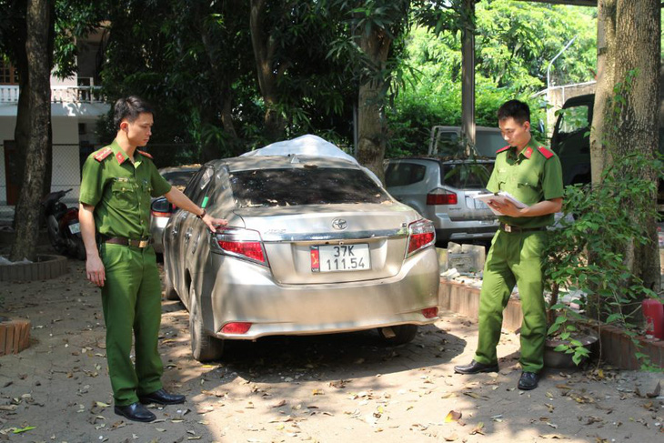 Công an đưa chiếc ô tô bị mất trộm về trụ sở để điều tra - Ảnh: Công an cung cấp