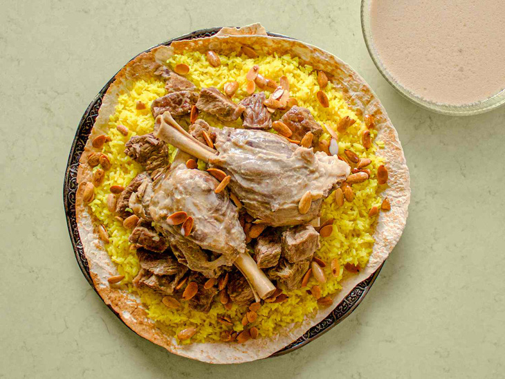 Một đĩa mansaf truyền thống với thịt cừu nấu cùng sốt bơ, ăn kèm cơm. 