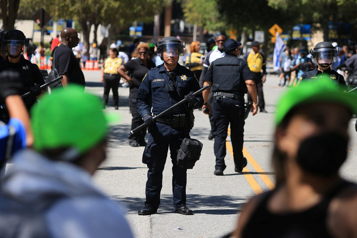 Cảnh sát Đại học California canh gác tại cuộc biểu tình ủng hộ người Palestine và ủng hộ Israel tại khuôn viên trường ở Los Angeles ngày 28-4 - Ảnh: REUTERS