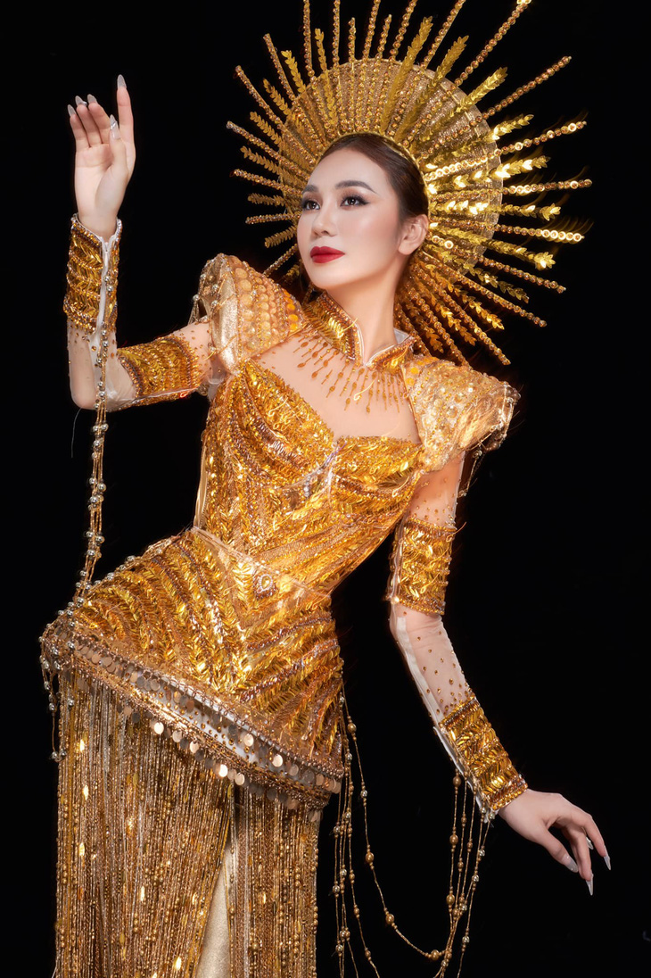 Bộ trang phục dân tộc Ngọc trời Nam của nhà thiết kế Lê Hữu Nhân được Hoàng Kim Chi trình diễn trong đêm chung kết - Ảnh: Facebook nhân vật