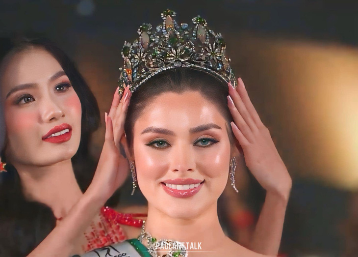 Hoa hậu Nguyễn Thanh Hà trao vương miện cho Miss Eco International 2024 - Ảnh: Pageant Talk