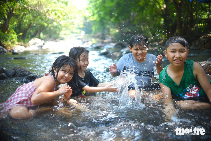 Trẻ em thích thú nghịch nước - Ảnh: LÂM THIÊN