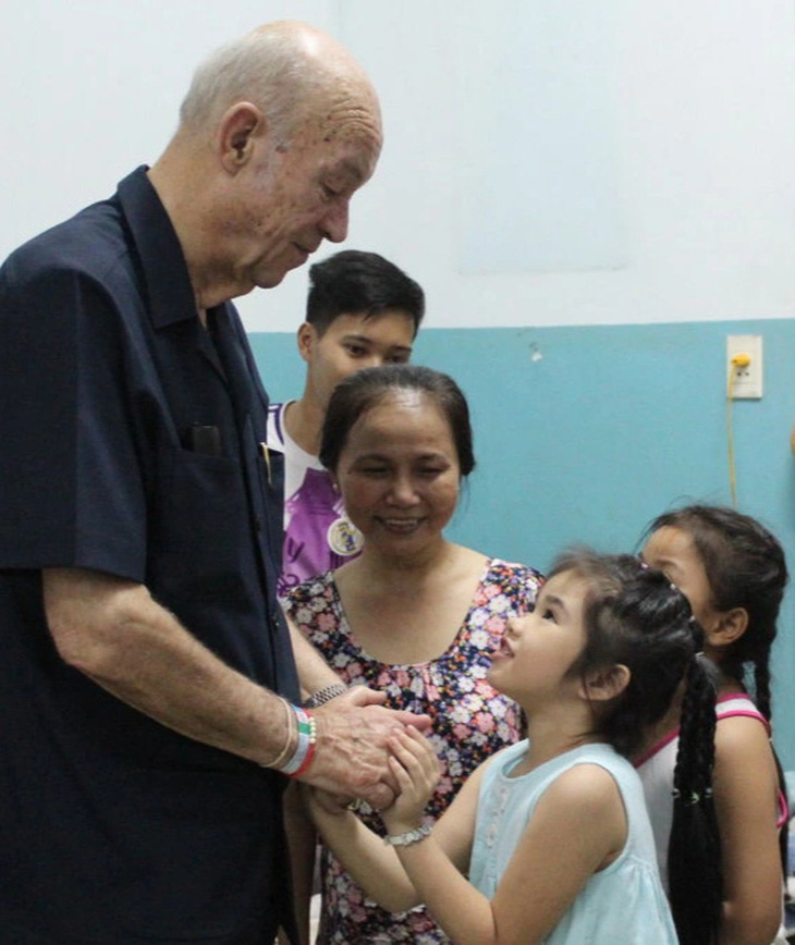Ông Helmut Kutin bên những đứa trẻ trong Làng trẻ em SOS Gò Vấp - Ảnh: MAI DUY