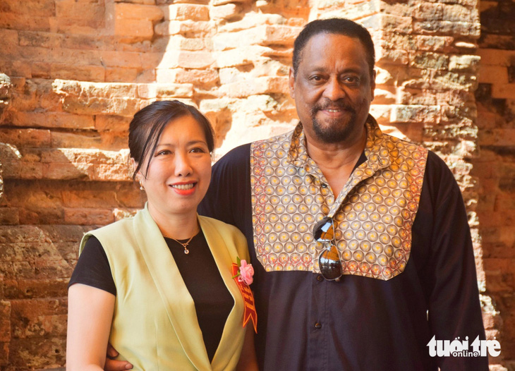 Thứ trưởng Bộ Ngoại giao Lê Thị Thu Hằng tham dự lễ hội Tháp Bà Ponagar cùng huyền thoại nhạc Jazz Chico Freeman - Ảnh: TRẦN HOÀI