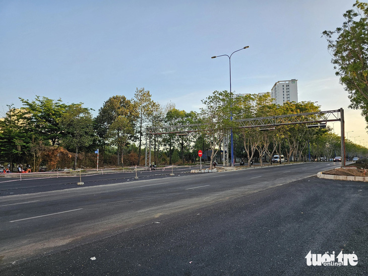 Khu vực nút giao đường Mai Chí Thọ - D1 được dọn dẹp, lắp biển báo... chuẩn bị thông xe vào ngày 30-4 - Ảnh: THU DUNG