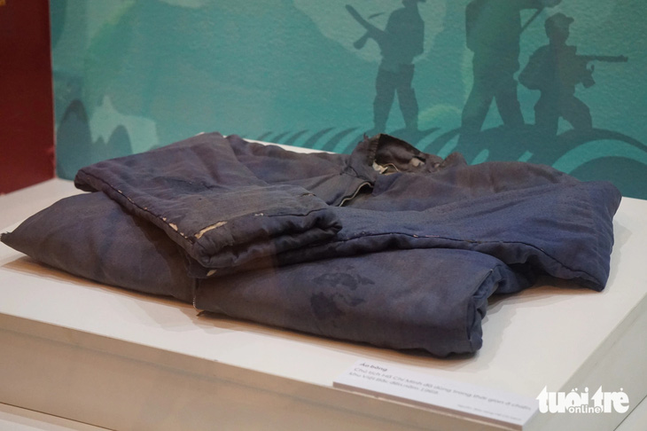 Chiếc áo bông sờn rách Chủ tịch Hồ Chí Minh đã dùng trong thời gian ở chiến khu Việt Bắc cho tới khi Người qua đời năm 1969 - Ảnh: T.ĐIỂU