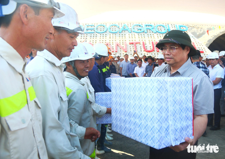 Thủ tướng tặng quà động viên công nhân, người lao động làm việc trong dịp nghỉ lễ  ở tuyến cao tốc Chí Thạnh - Vân Phong - Ảnh: NGUYỄN HOÀNG
