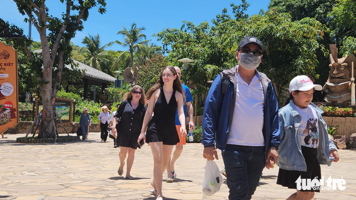 Lượng du khách nước ngoài đổ về Phú Quốc ngày càng tăng, dù nắng nóng - Ảnh: BỬU ĐẤU