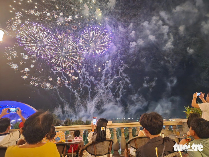 Màn trình diễn pháo hoa đẹp mắt tại Thị Trấn Hoàng Hôn vào lúc 21h40 tối 28-4 - Ảnh: BỬU ĐẤU